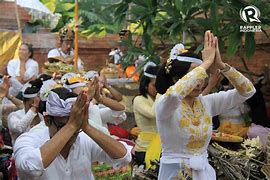 Foto Orang Hindu Berdoa